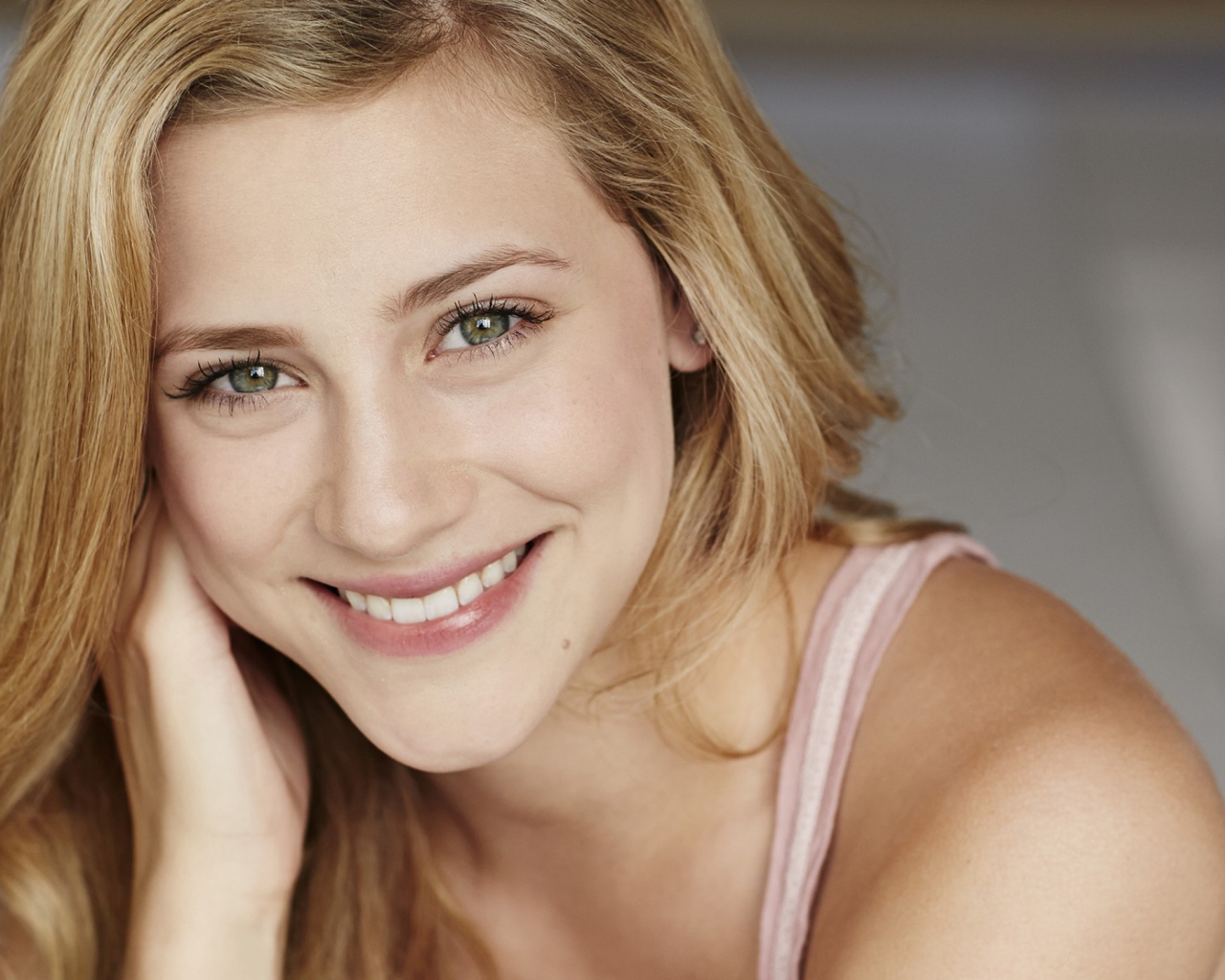 Улыбающаяся зеленоглазая актриса Лили Рейнхарт