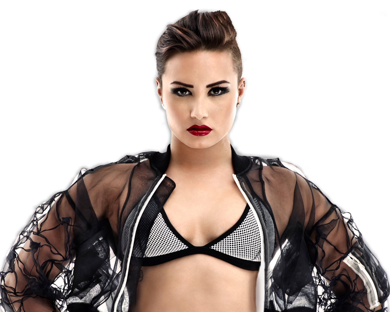 Эффектная американская актриса и певица Деми Ловато