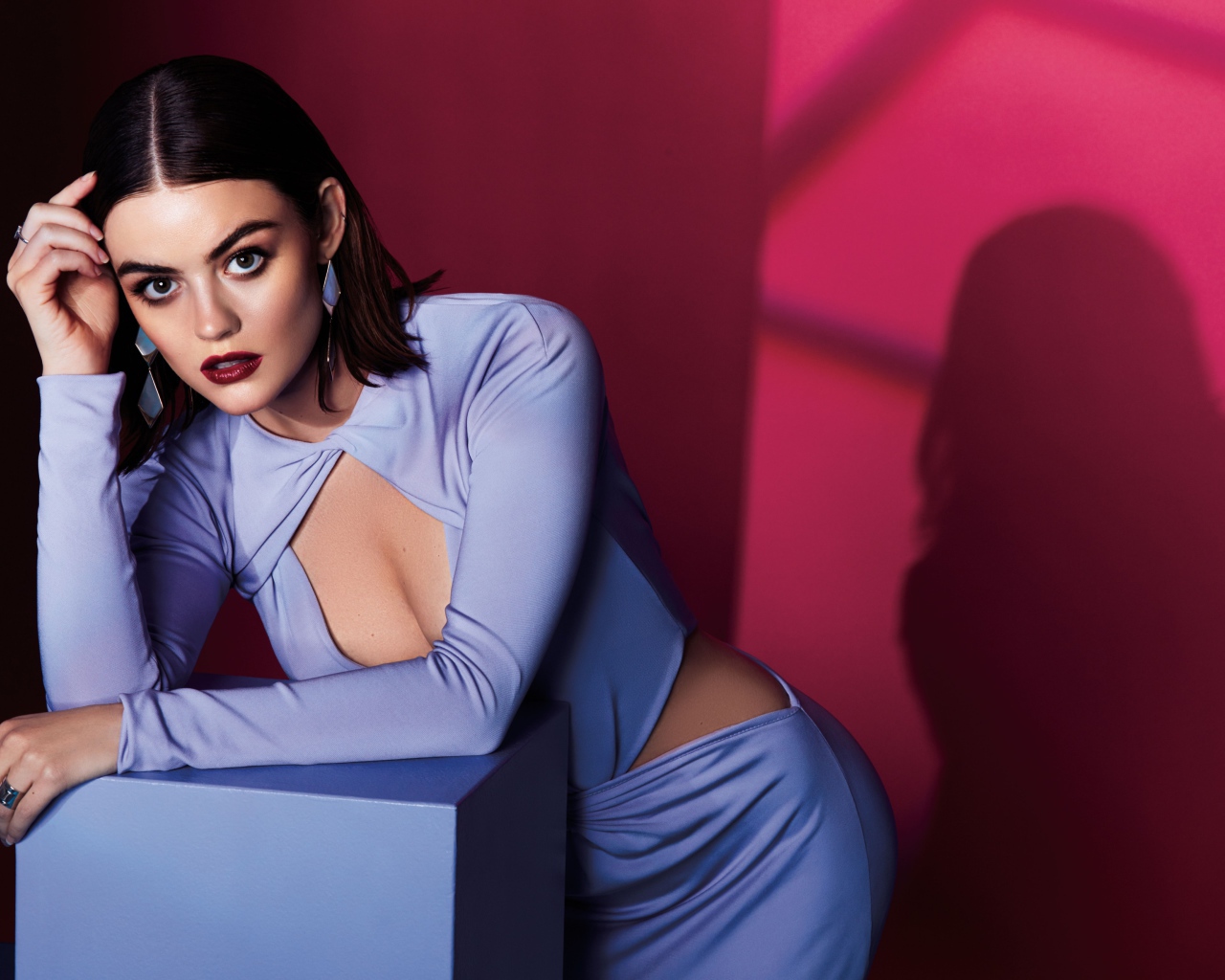 Эффектная актриса Люси Хейл в красивом наряде