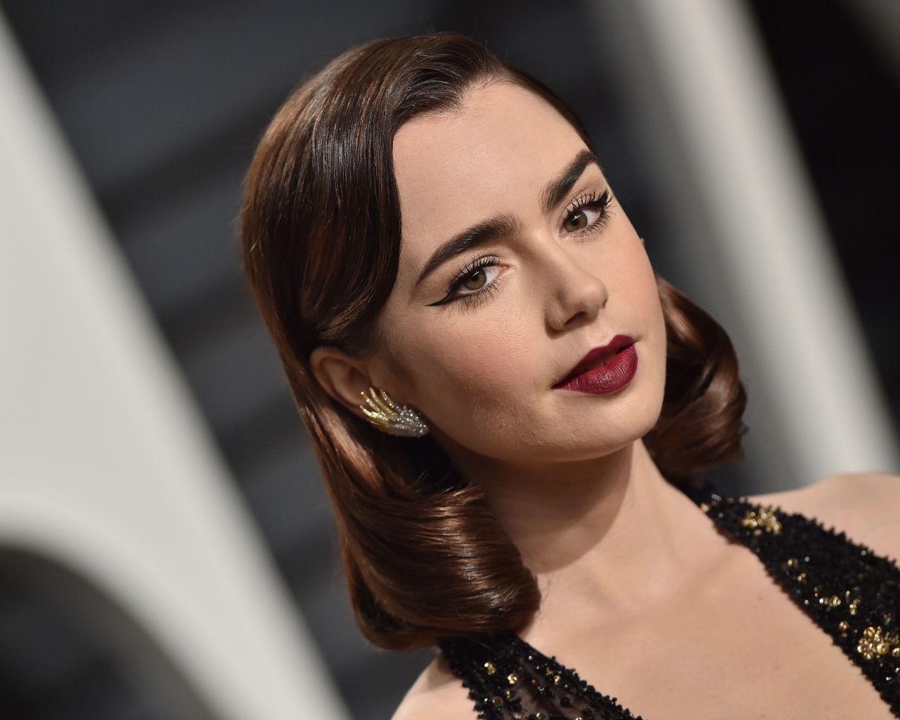 Эффектная брюнетка Лили Коллинз с красивым макияжем