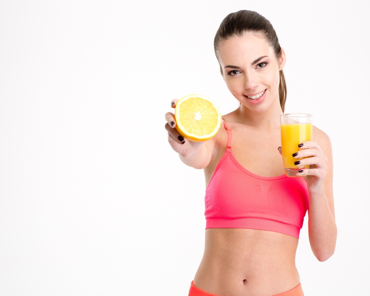 Спортивная девушка с апельсиновым соком 