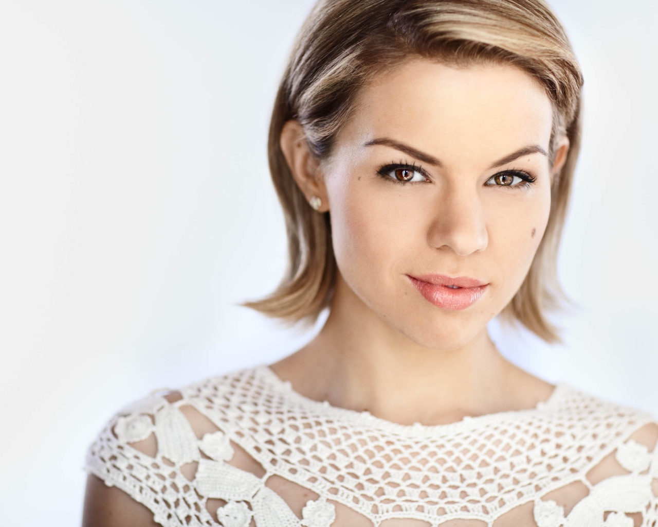 Стильная канадская актриса  Эли Либерт фото на белом фоне