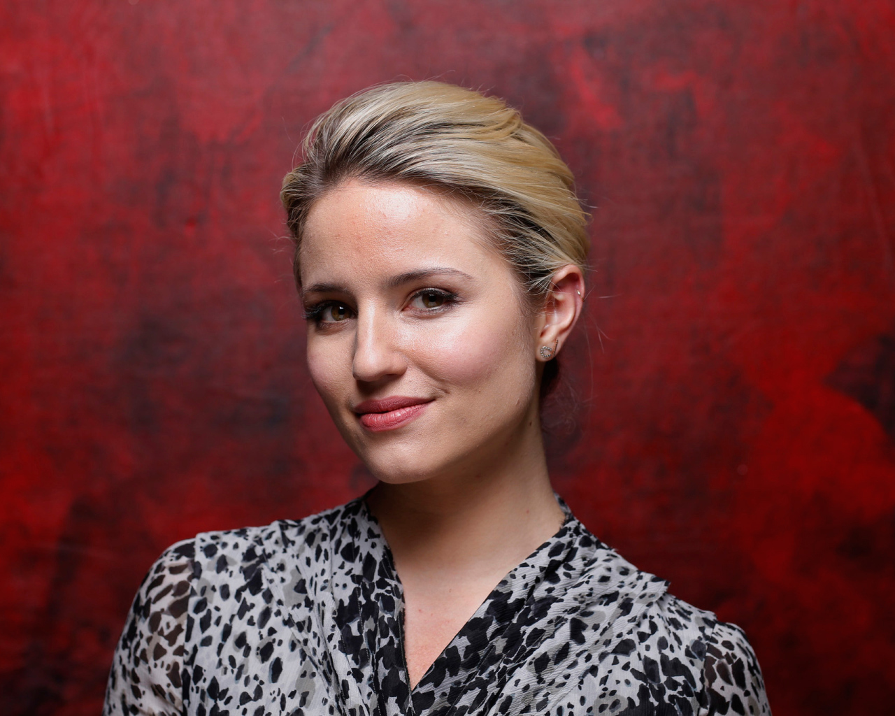 Стильная актриса Дианна Агрон фото на красном фоне 