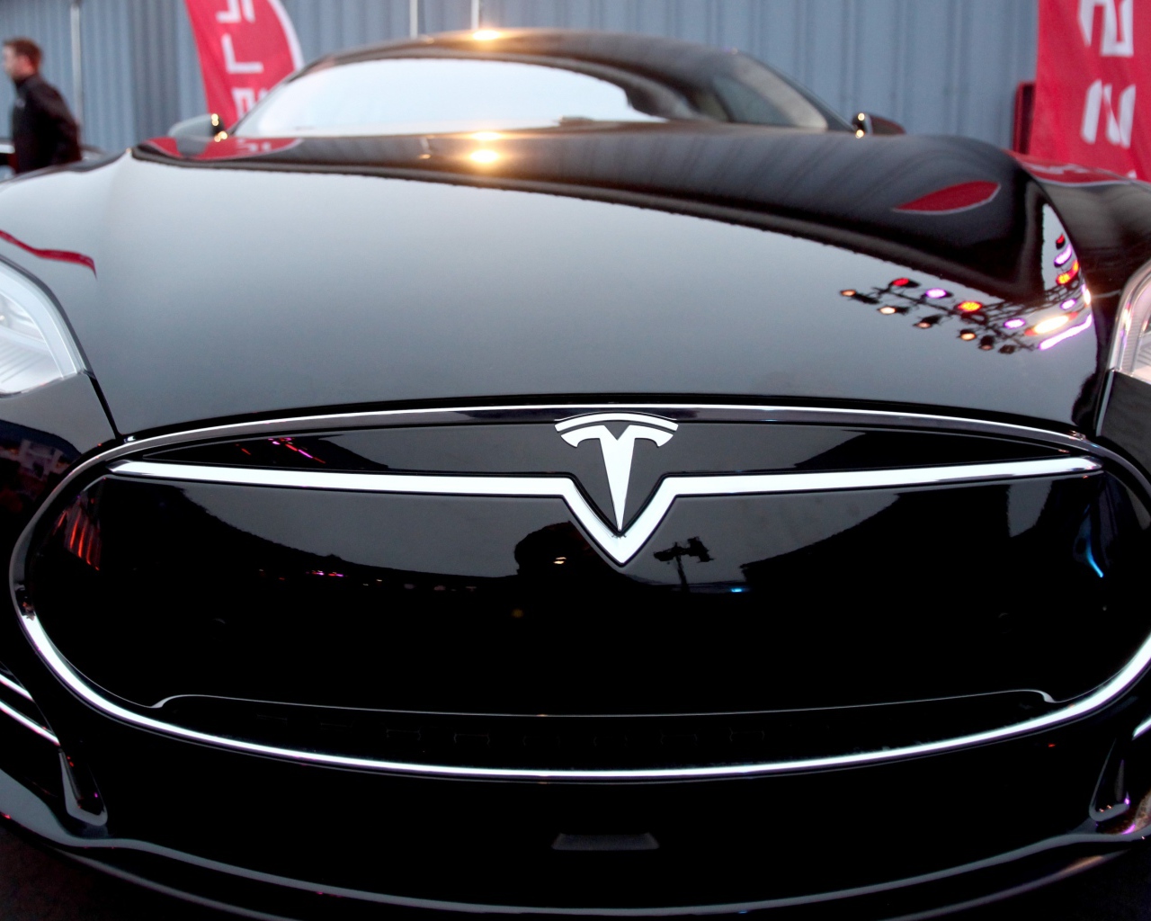 Стильный черный автомобиль Tesla Model 3 вид спереди