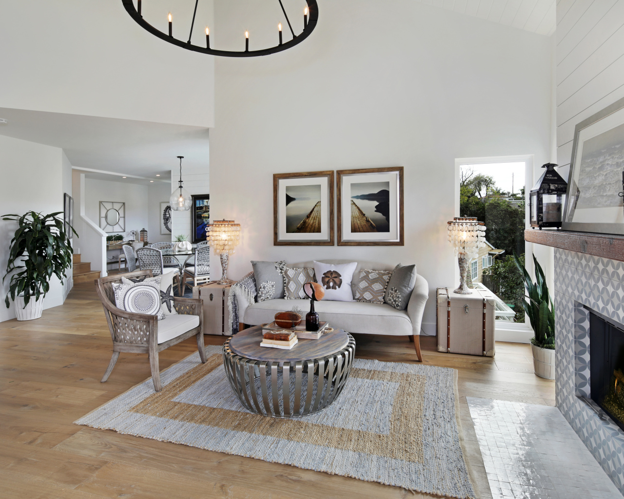 Стильная гостиная комната в серых тонах с камином