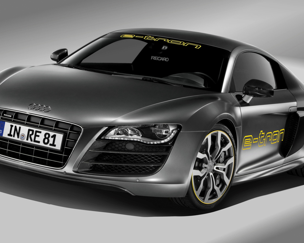 Стильный серебристый электромобиль Audi R8 e-tron 