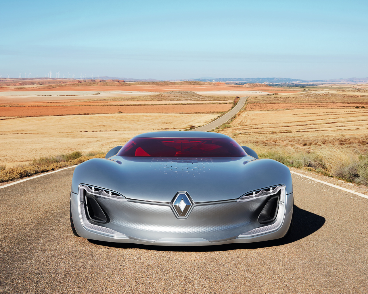 Стильный серебристый электромобиль  Renault Trezor на трассе 