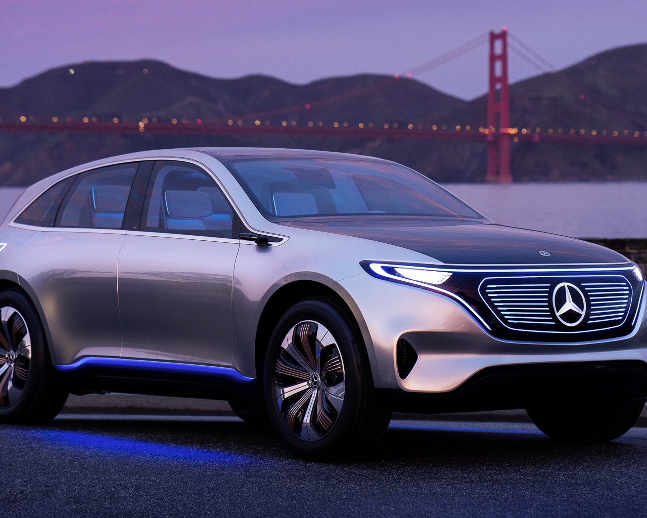 Стильный серебристый электромобиль  Mercedes Generation EQ