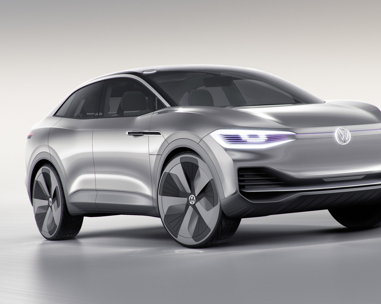 Стильный серебристый электромобиль Volkswagen I.D. CROZZ l на сером фоне