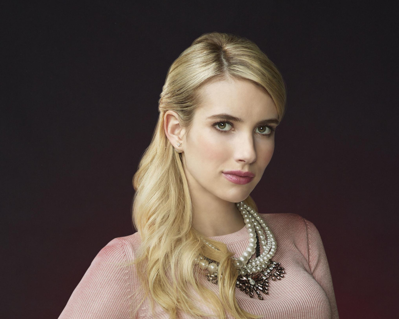 Стильная молодая актриса Эмма Робертс 