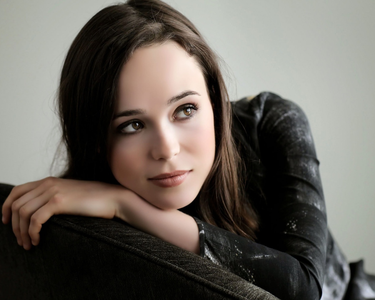 Нежна девушка брюнетка актриса Эллен Пейдж