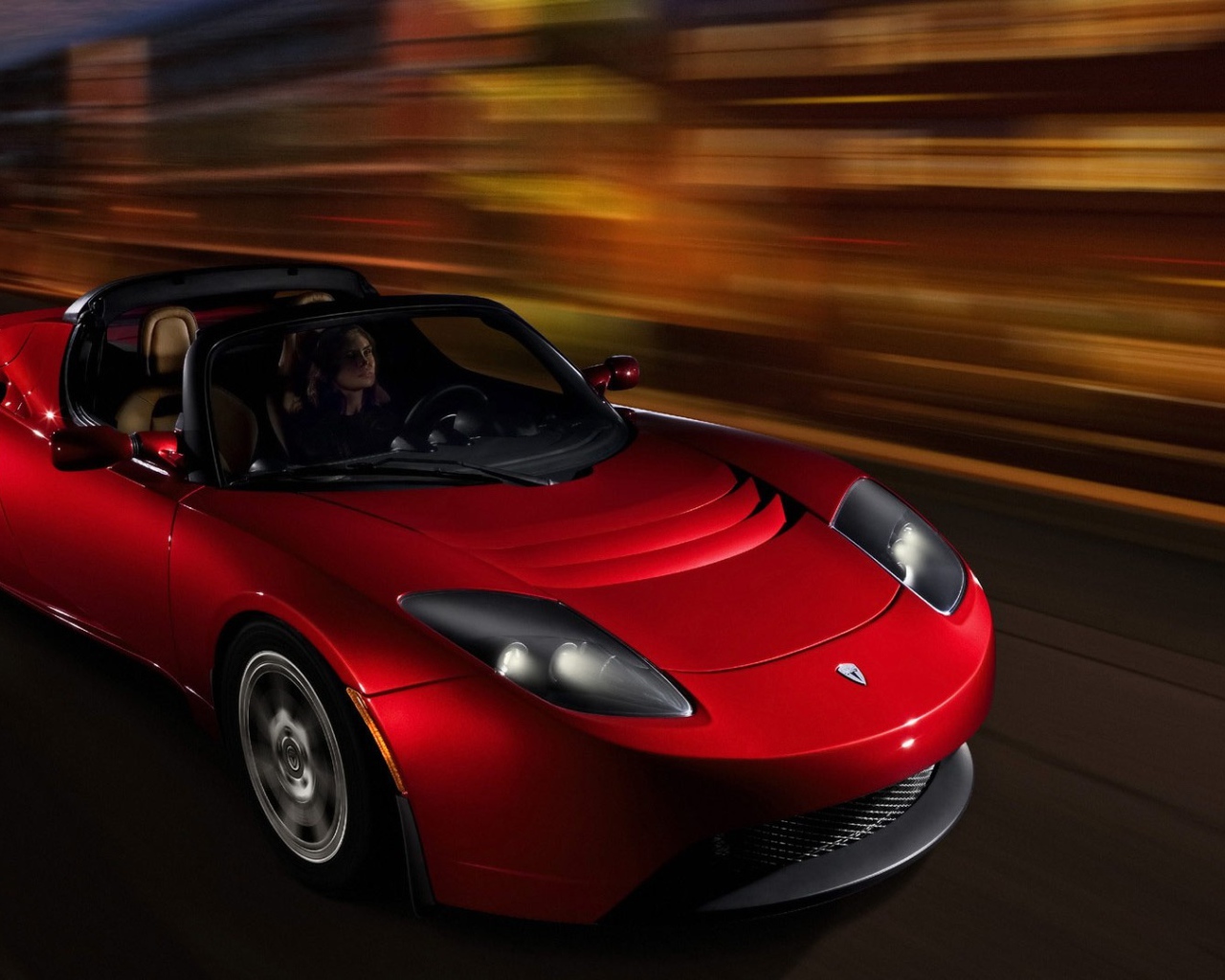 Спортивный электромобиль Tesla Roadster на трассе 