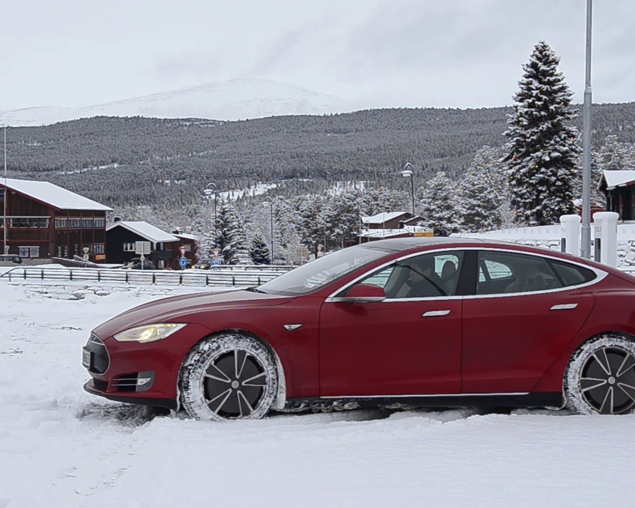 Электромобиль Tesla на снегу  