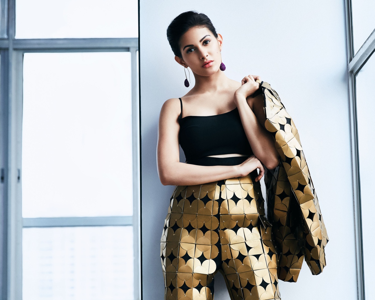 Актриса болливуда Эмира Дастур в красивом костюме