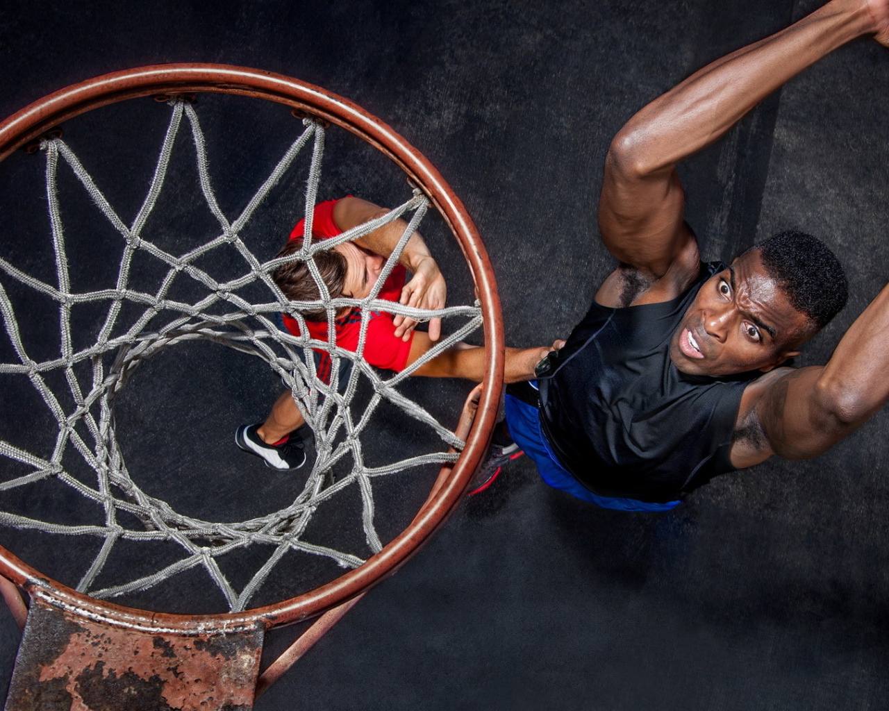 Баскетболист забрасывает мяч в кольцо 