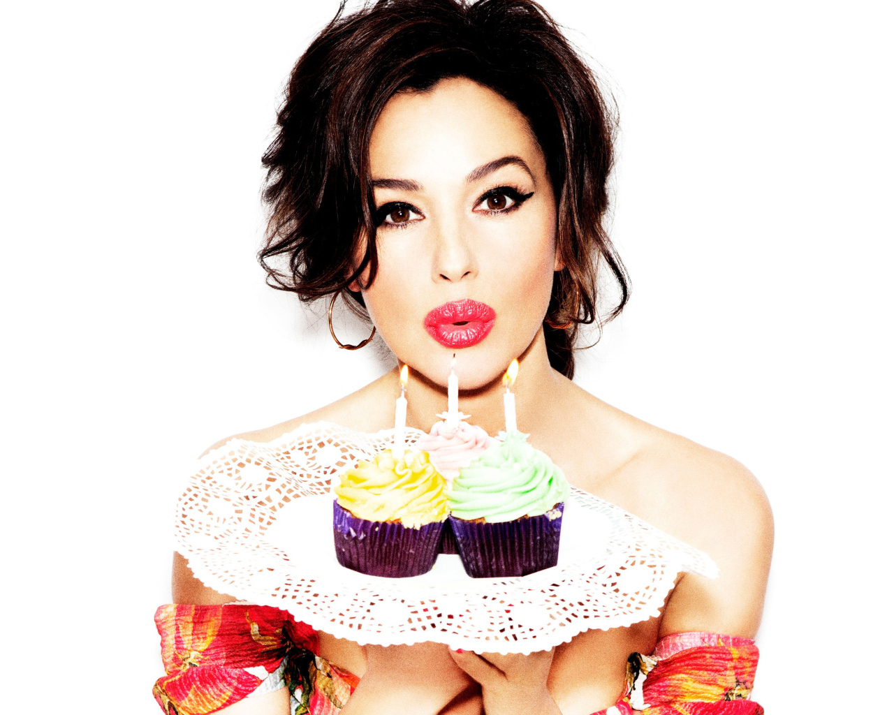 Красивая актриса Моника Беллуччи с маффинами 