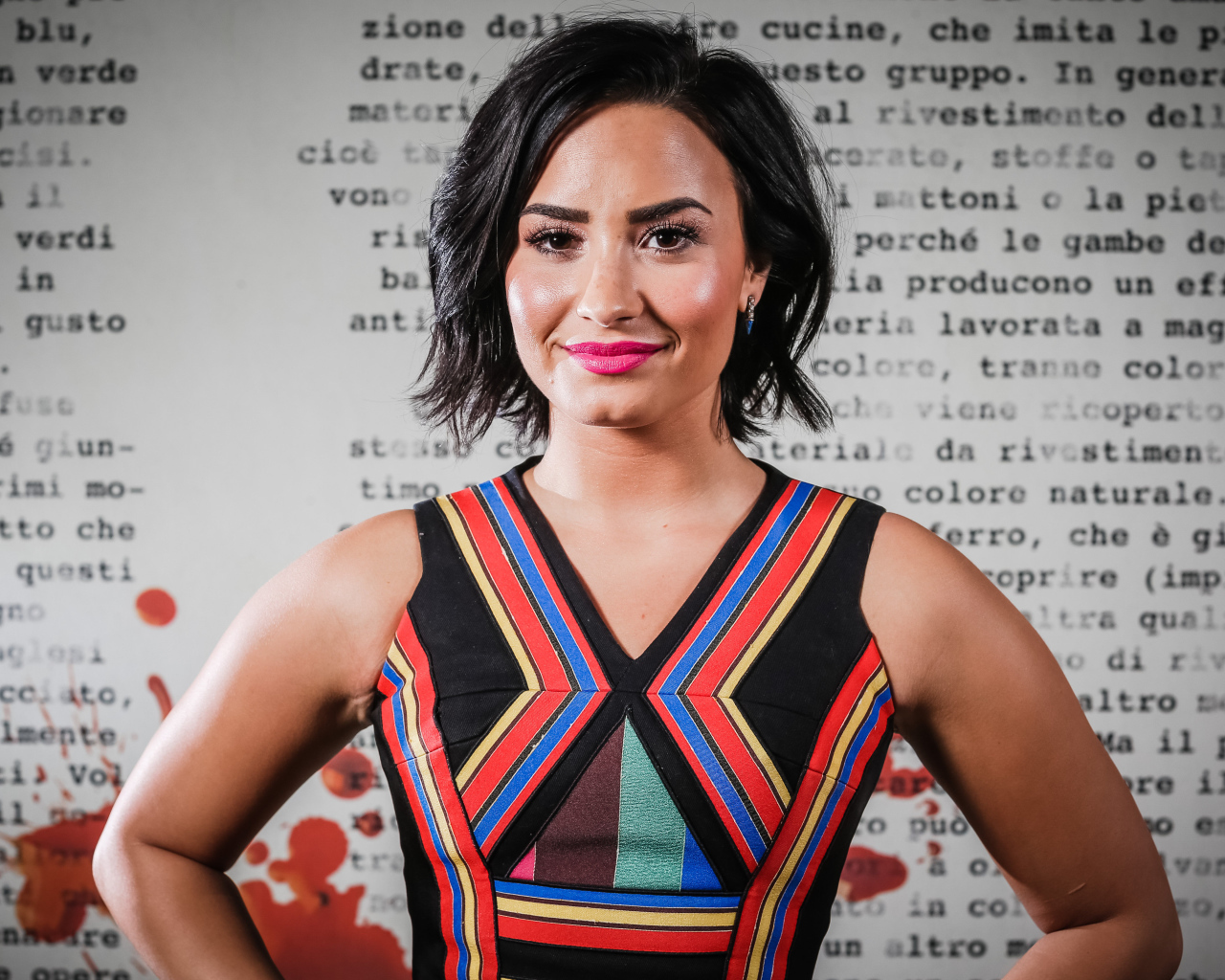 Девушка брюнетка Деми Ловато в ярком платье 