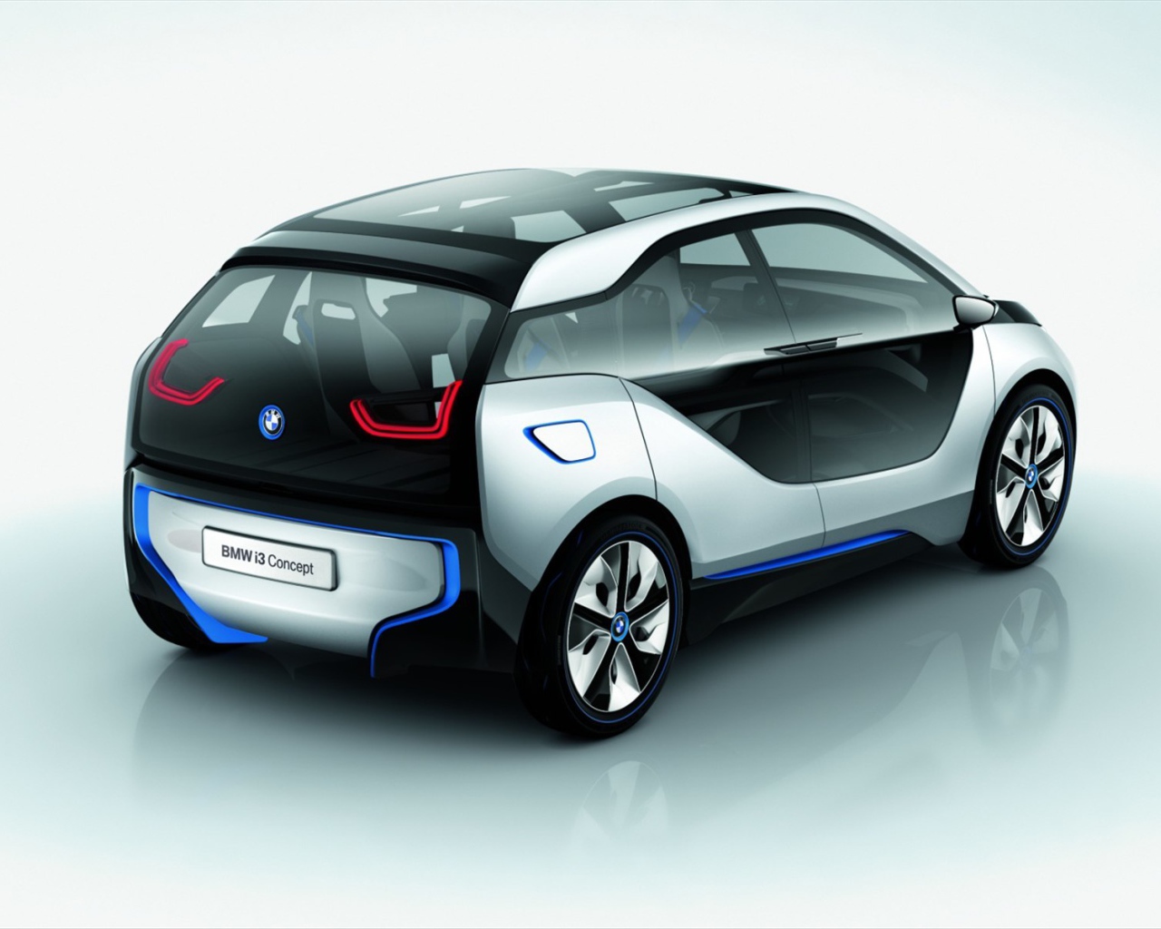 Новый электромобиль БМВ на белом фоне