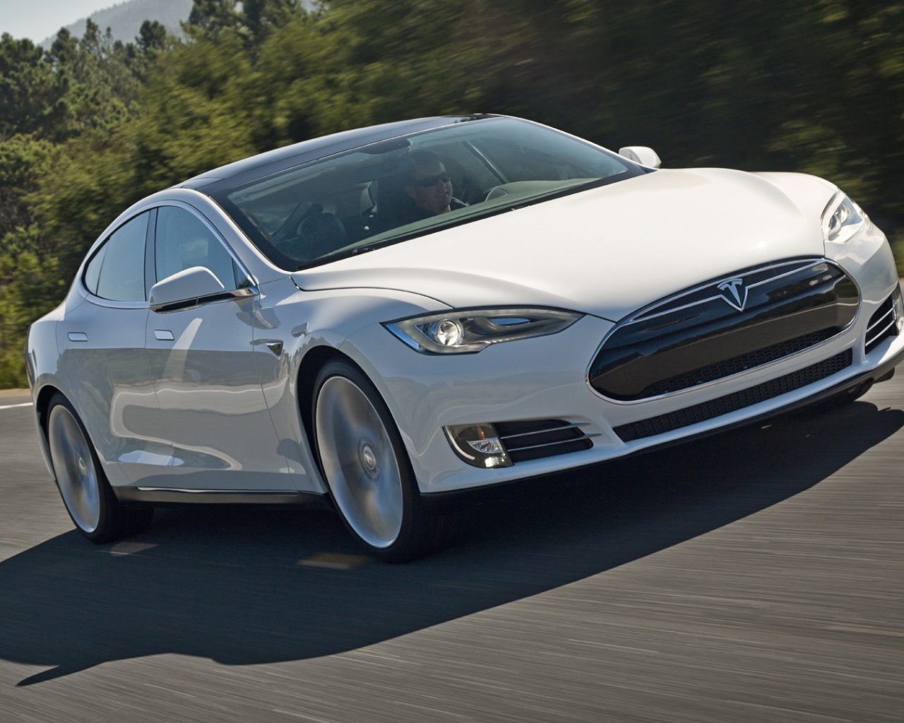 Белоснежный электромобиль Тесла на трассе 