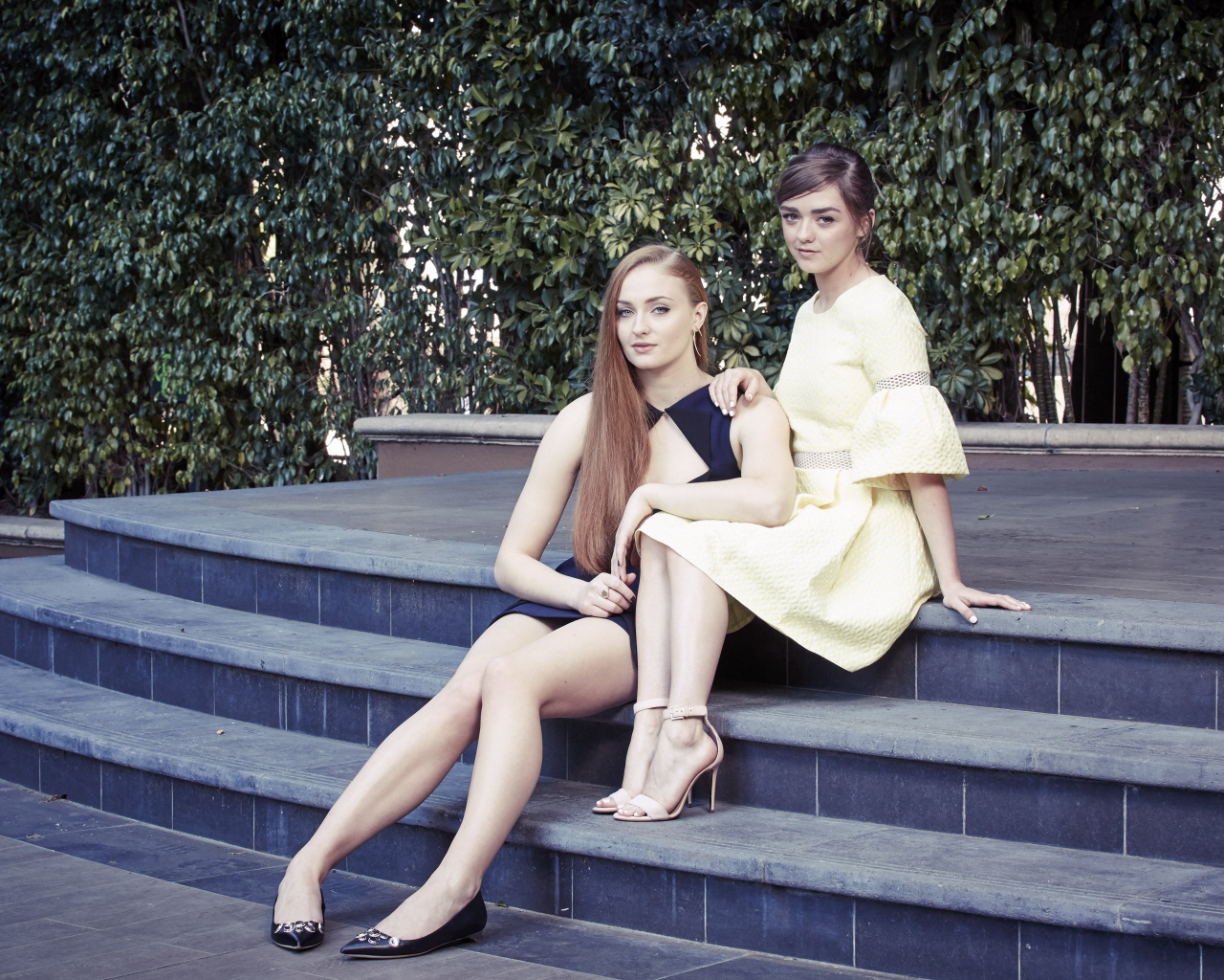 Две популярные актрисы Мэйси Уильямс и Софи Тернер сидят на ступеньках