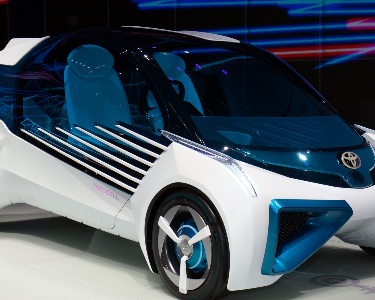 Необычный электромобиль Toyota FCV Plus