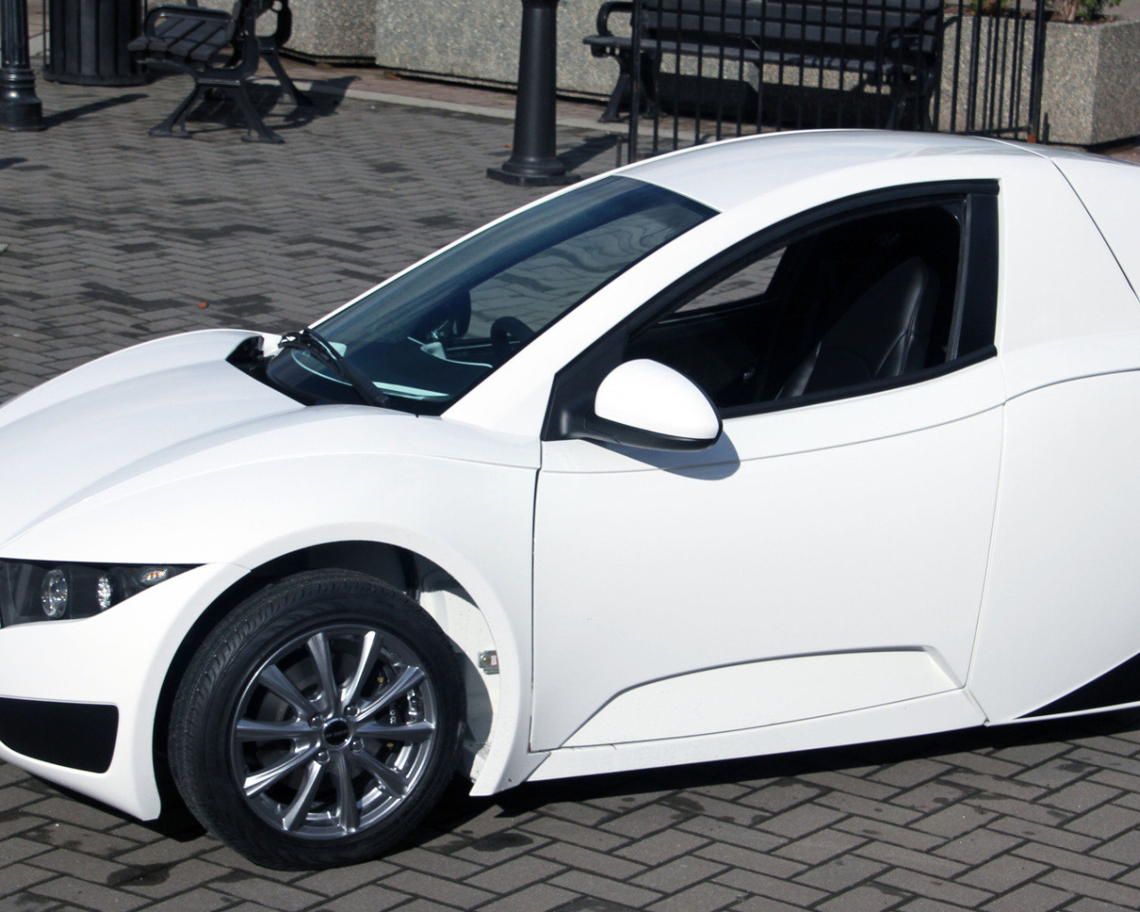 Белый электромобиль Solo модель 2017 года 