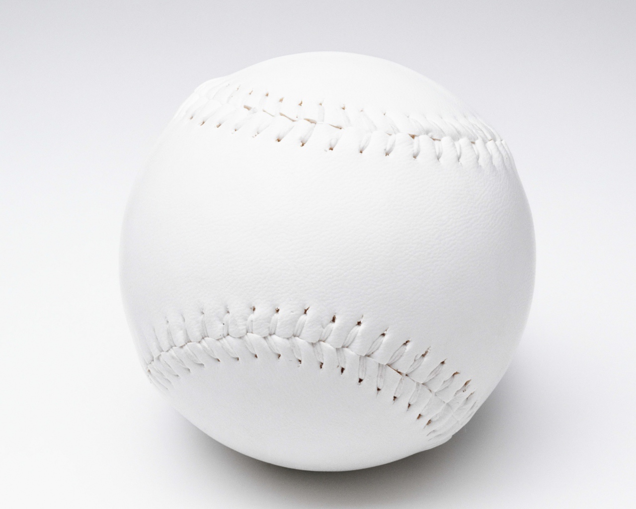 Белый бейсбольный мяч на белом фоне 