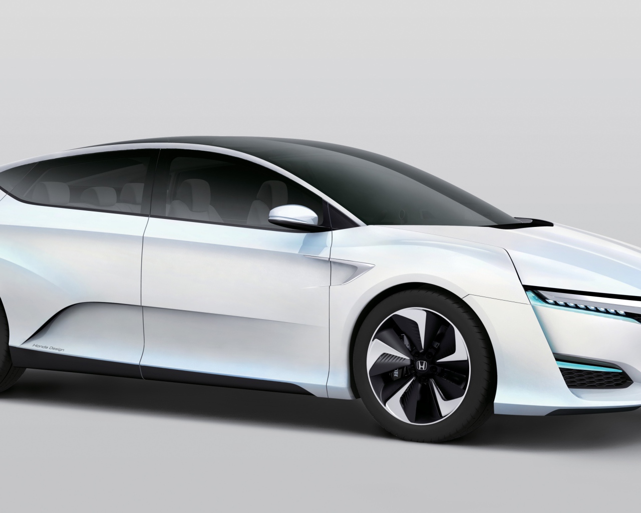 Белый электромобиль  Honda FCv на сером фоне