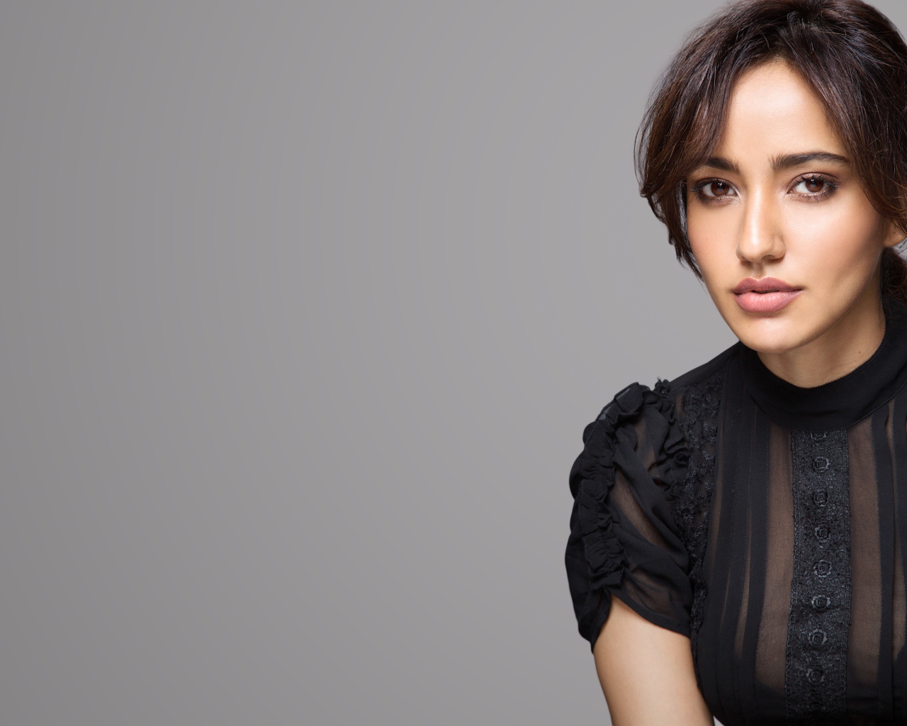 Молодая индийская актриса Неха Шарма в черном платье