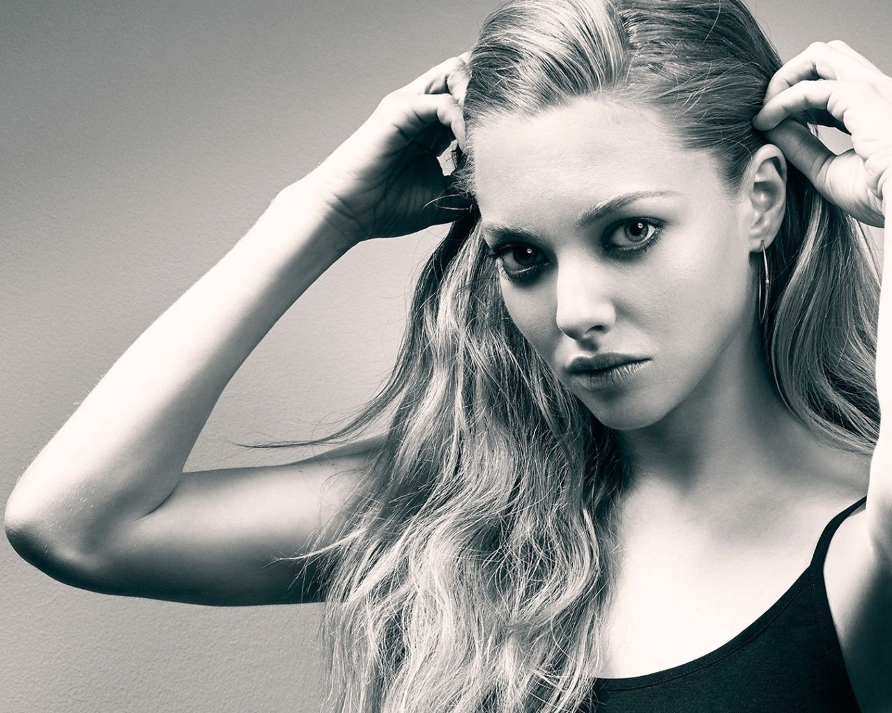 Молодая актриса Аманда Сейфрид,  черно белое фото 