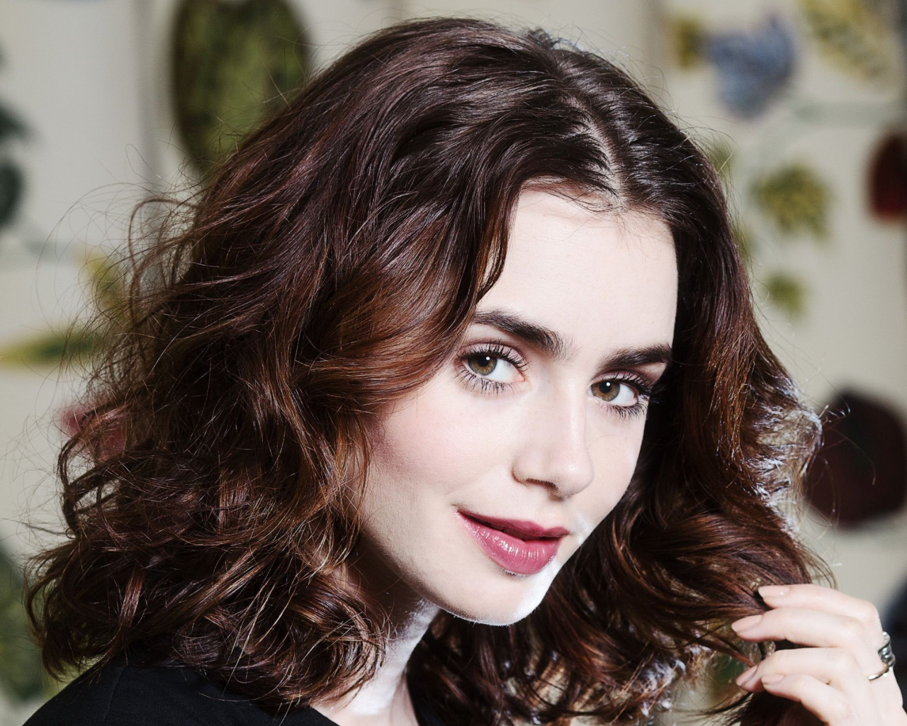 Молодая актриса брюнетка Лили Коллинз