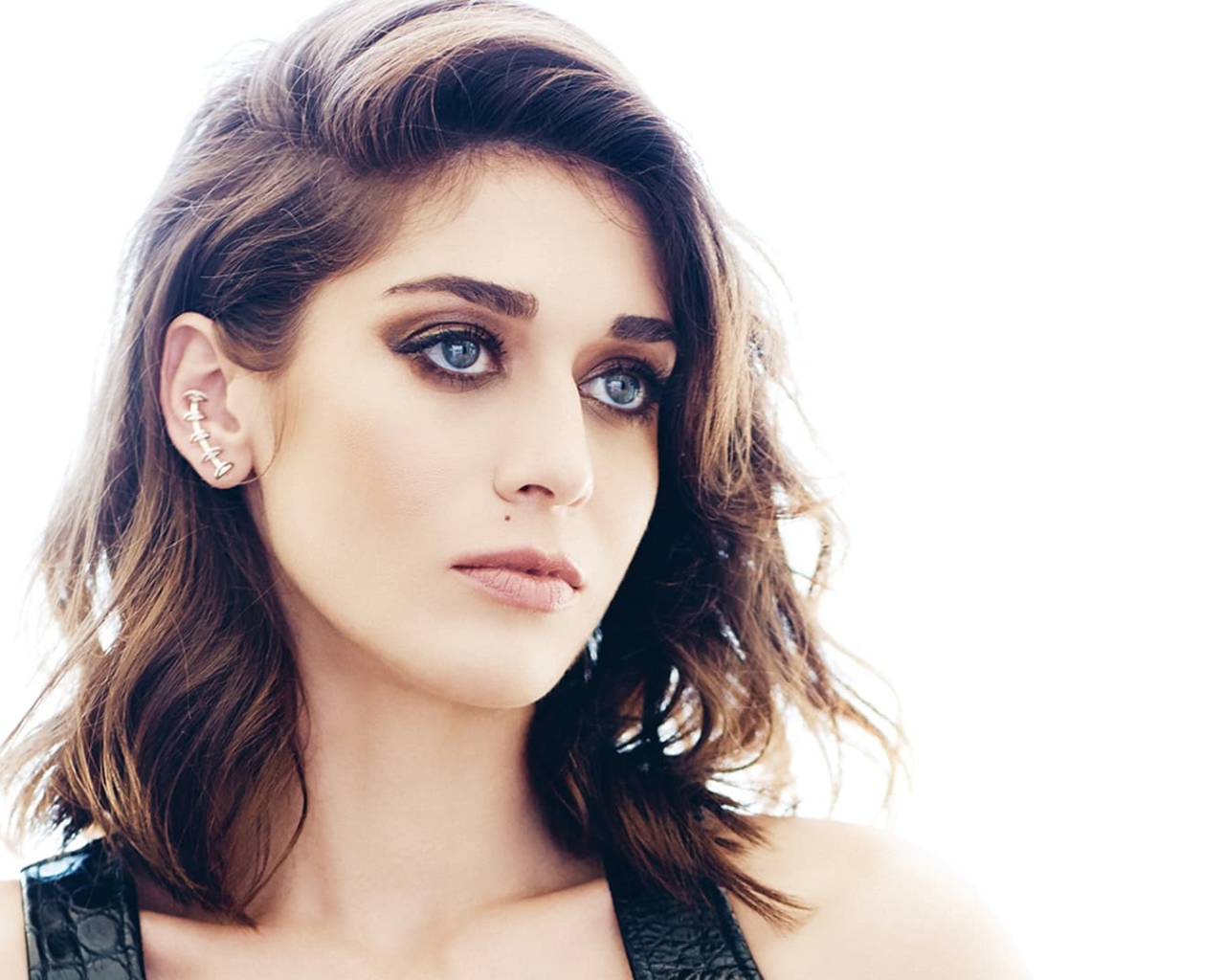 Молодая актриса брюнетка Лиззи Каплан 