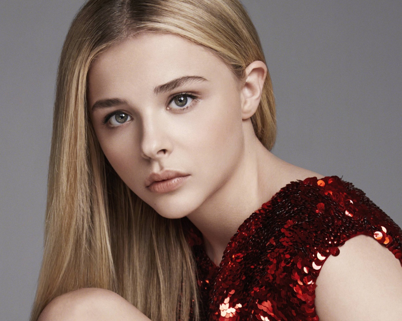 Молодая актриса Хлоя Грейс Морец в красном платье 