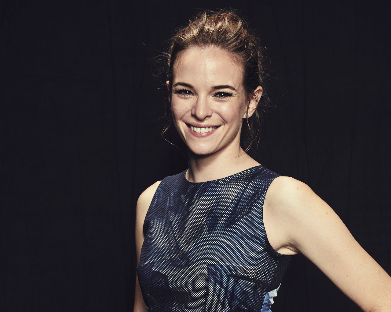 Молодая актриса Даниэль Панабэйкер с очаровательной улыбкой