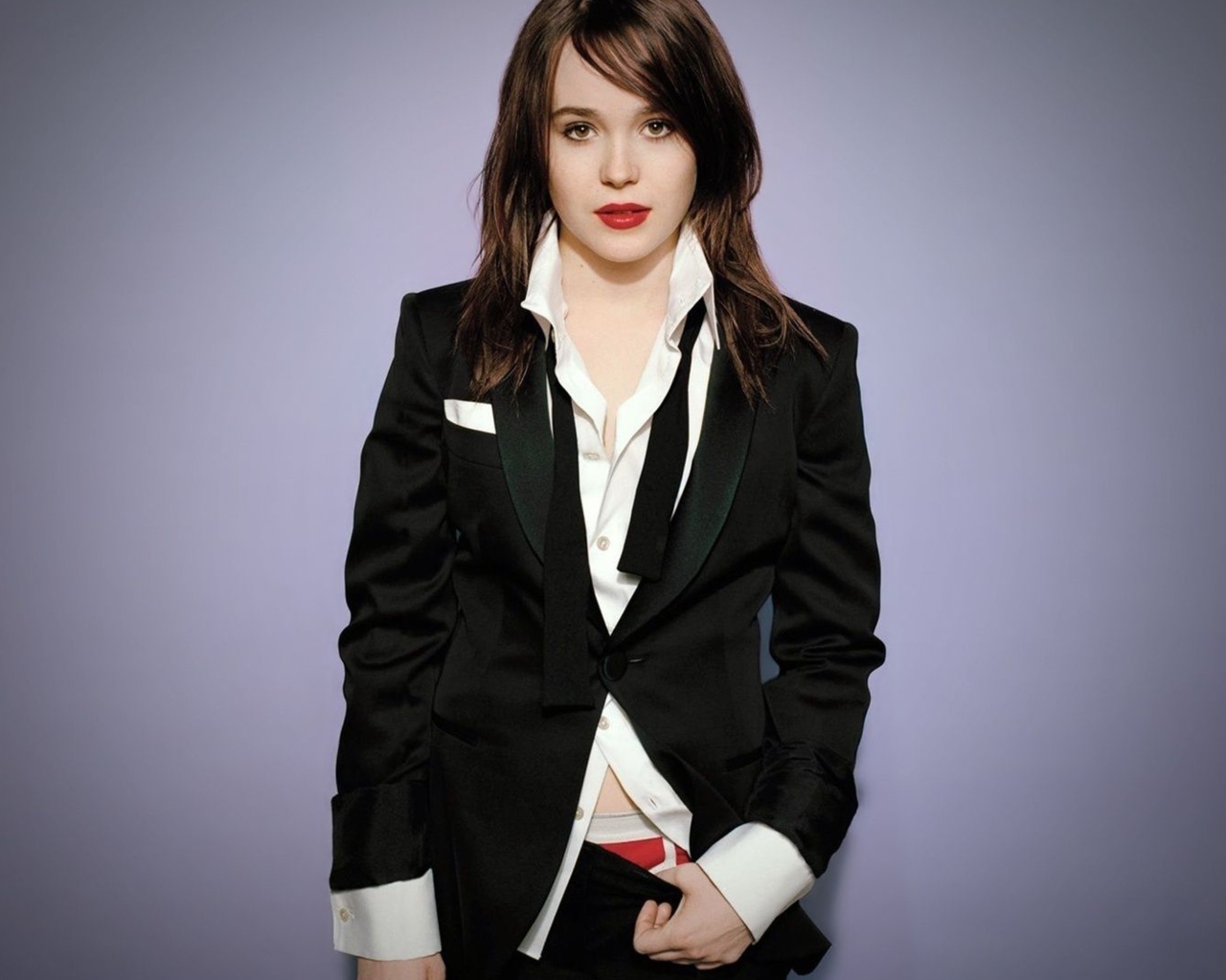 Молодая актриса  Эллен Пейдж в стильном костюме