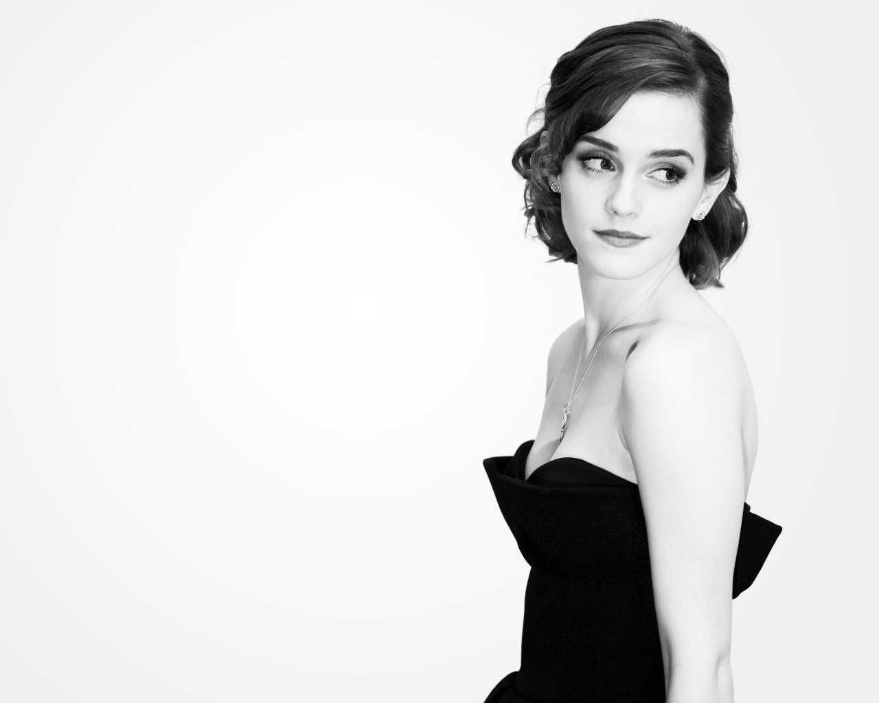 Молодая актриса Эмма Уотсон черно-белое фото