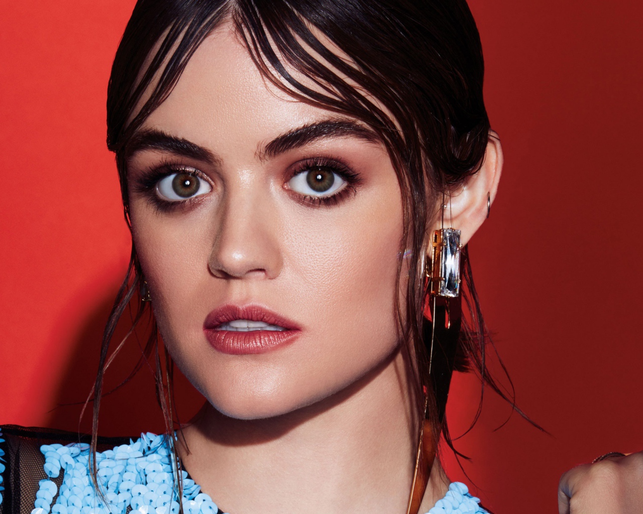 Молодая актриса Люси Хейл, фото на красном фоне