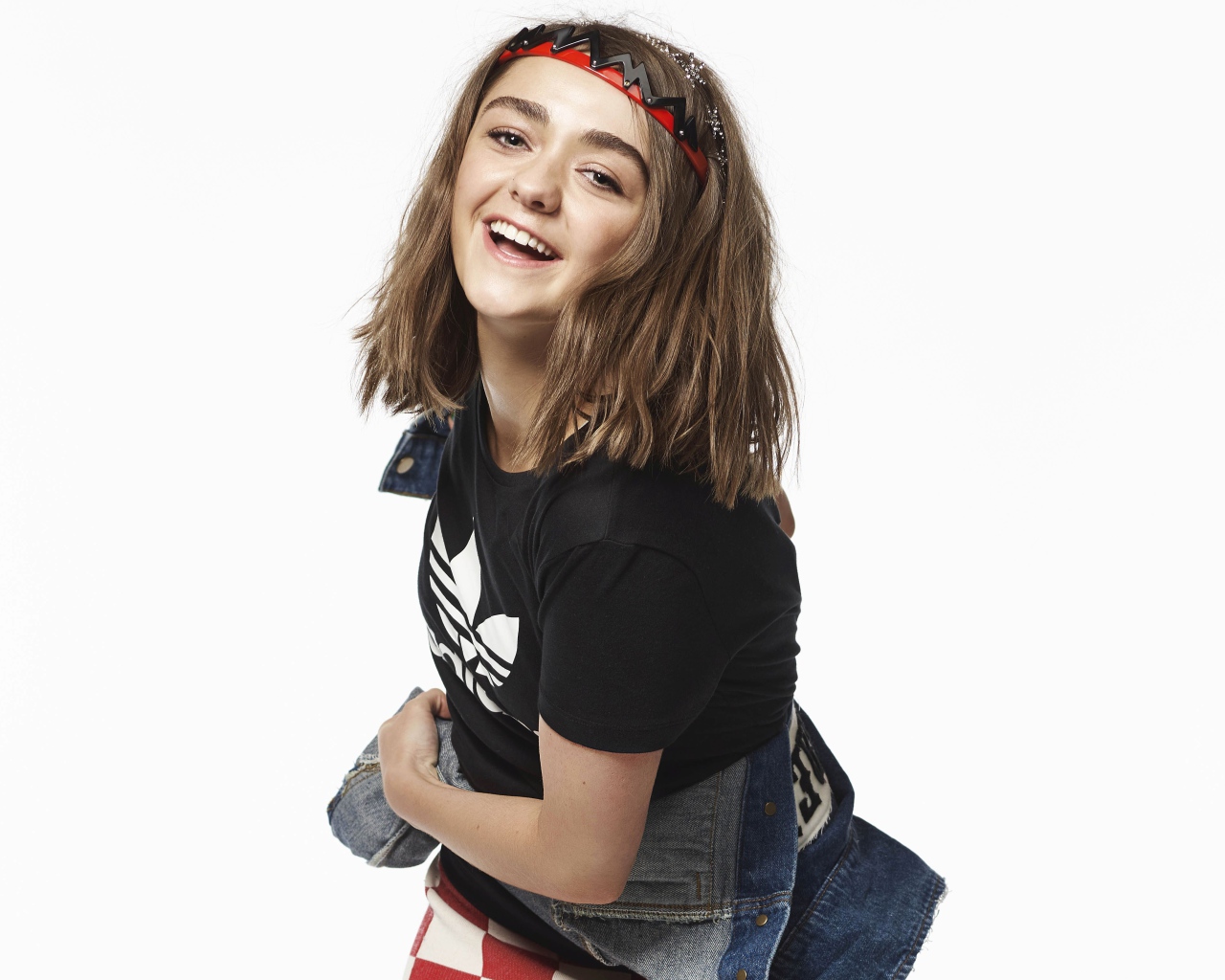 Молодая актриса  Maisie Williams,  фото на белом фоне 