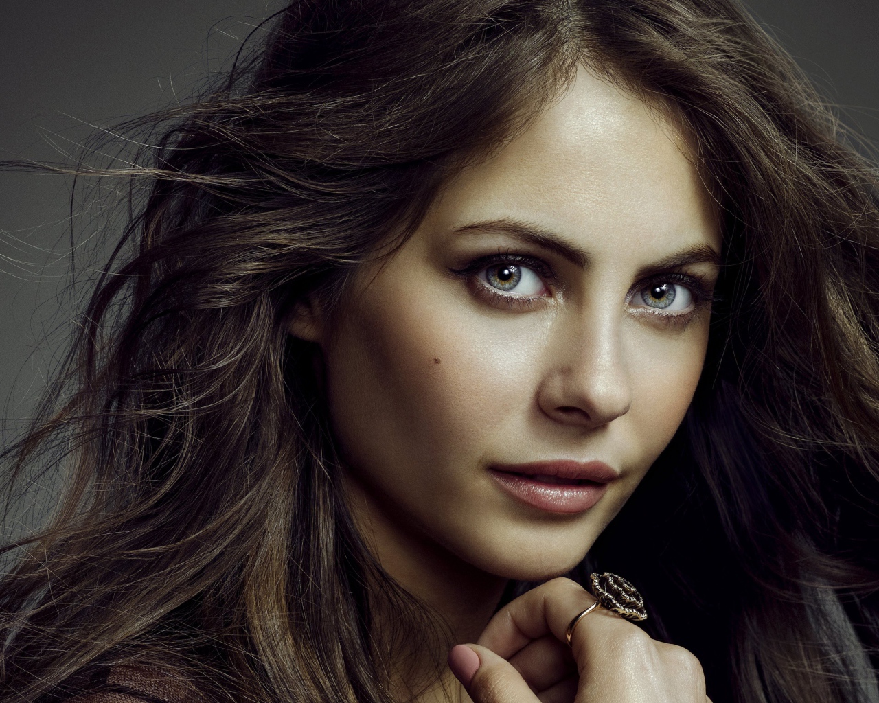 Молодая актриса Уилла Холланд с красивыми глазами