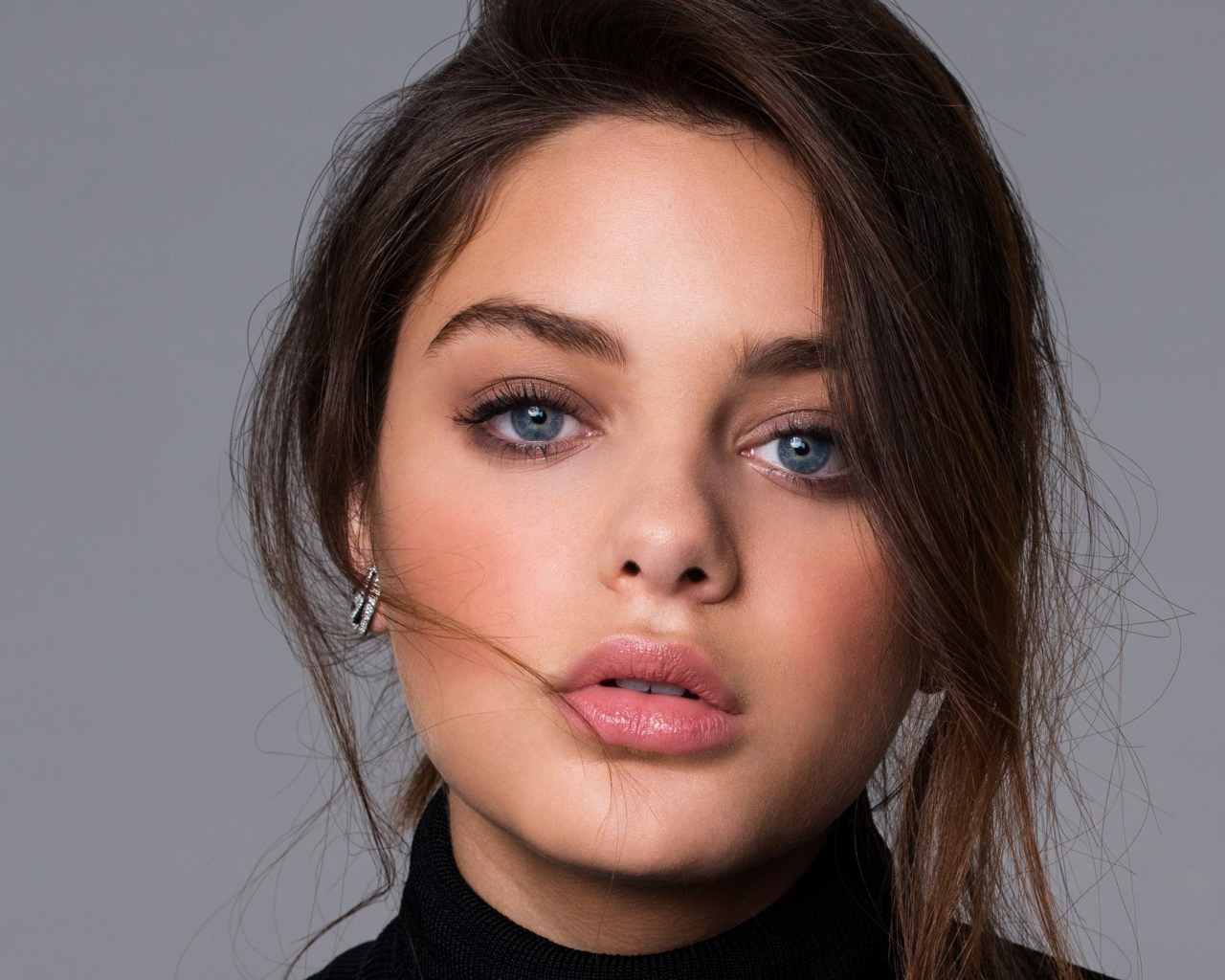 Молодая актриса с красивыми глазами Одейя Раш фото на сером фоне