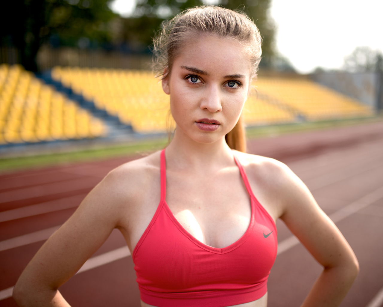 Молодая спортивная девушка занимается бегом