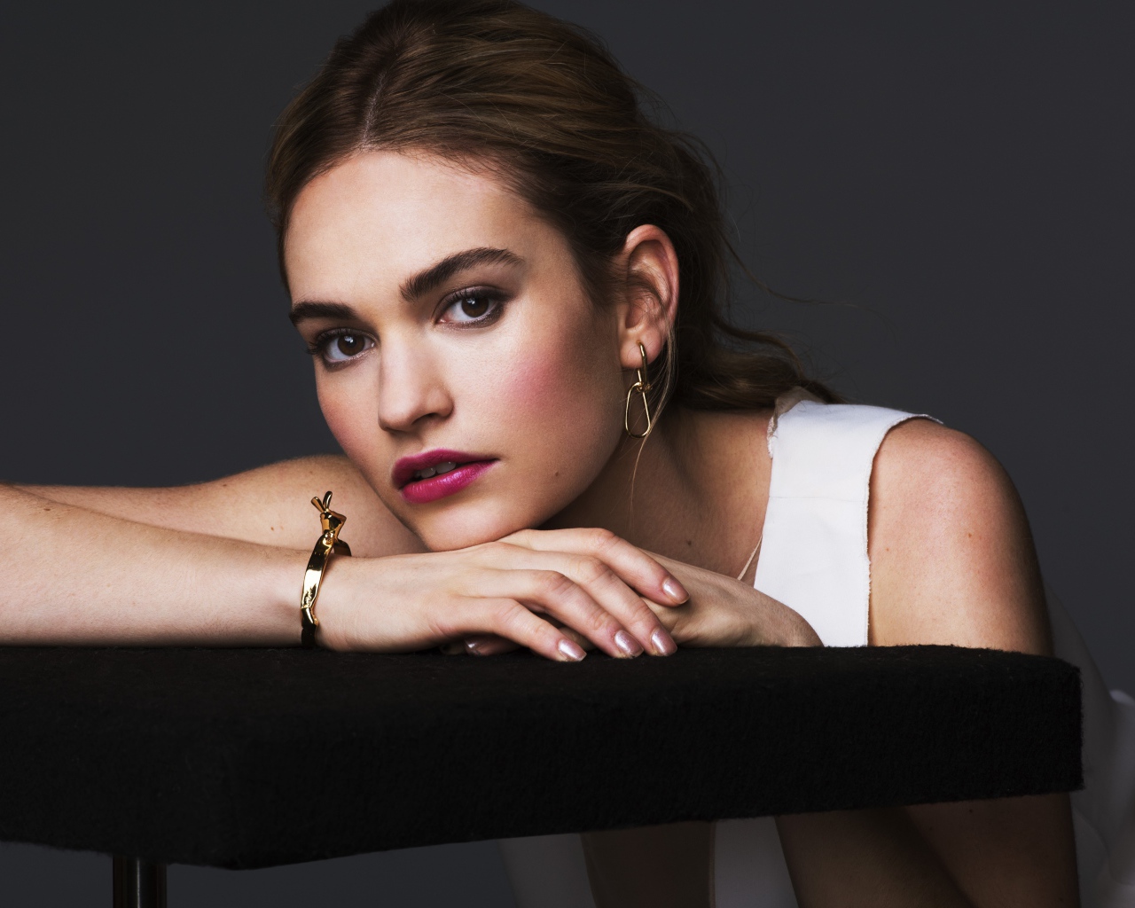 Молодая красивая актриса Лили Джеймс с браслетом на руке