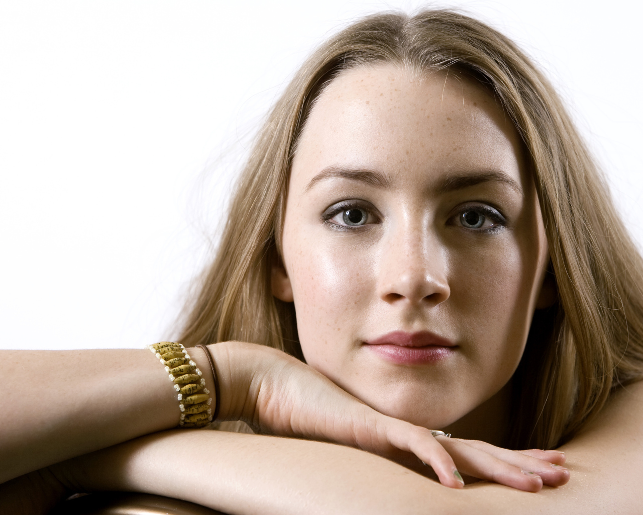 Молодая красивая актриса Сирша Ронан фото на белом фоне