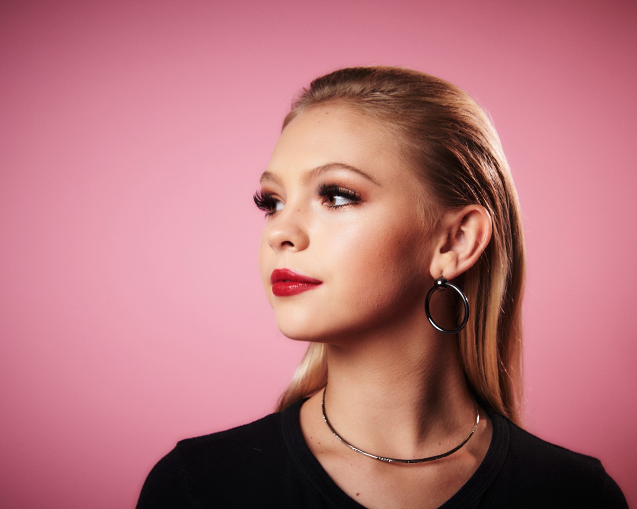 Молодая блондинка актриса Джордин Джонс