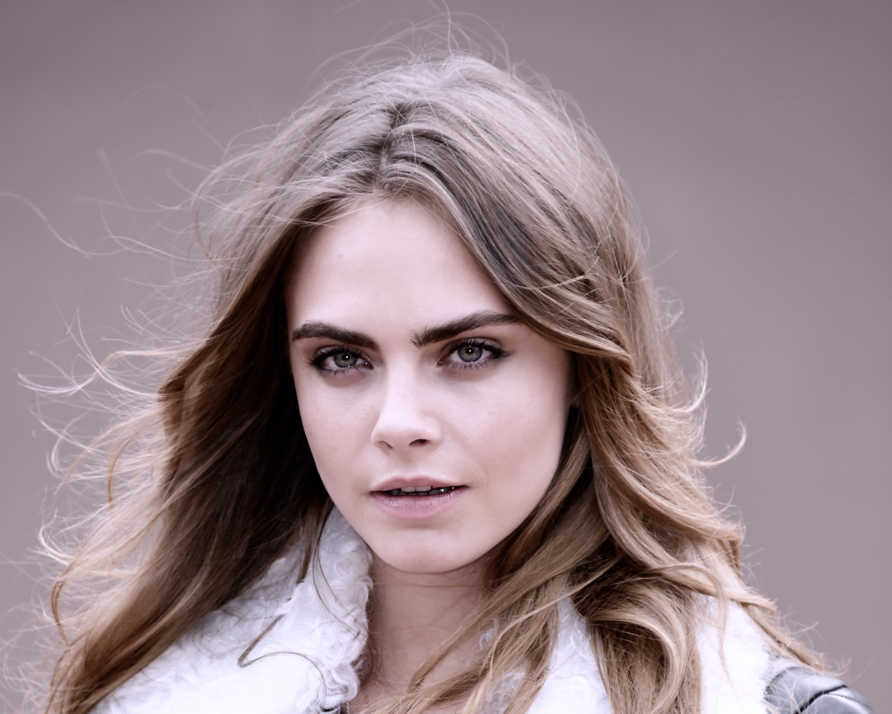 Молодая блондинка актриса Кара Делевинь