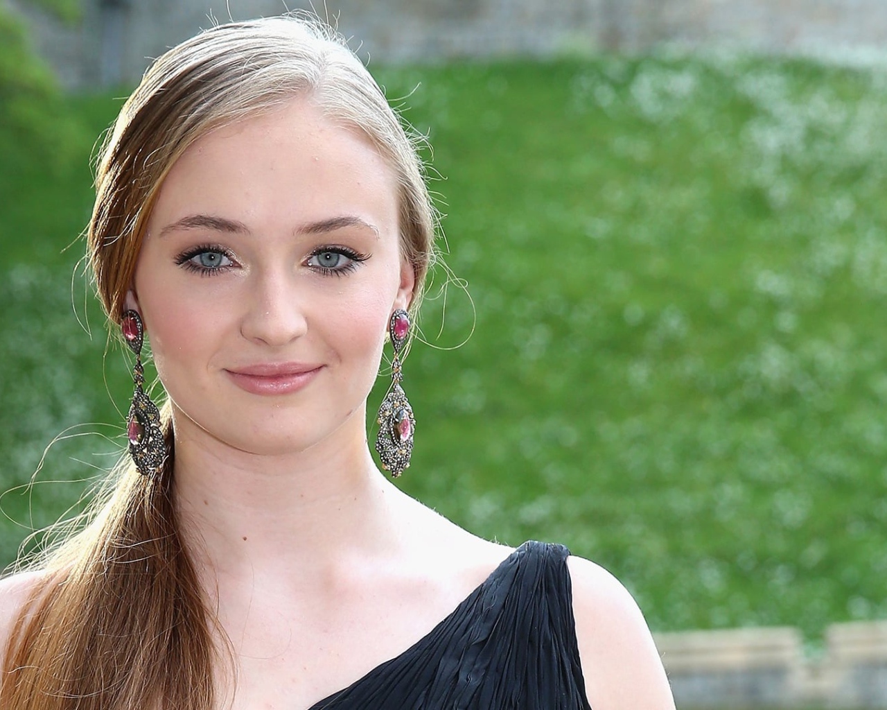 Молодая голубоглазая актриса Софи Тёрнер 