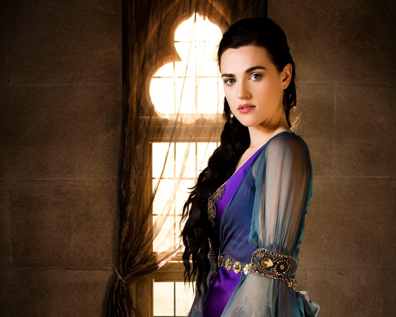 Молодая брюнетка актриса Кэти Макграт в красивом платье