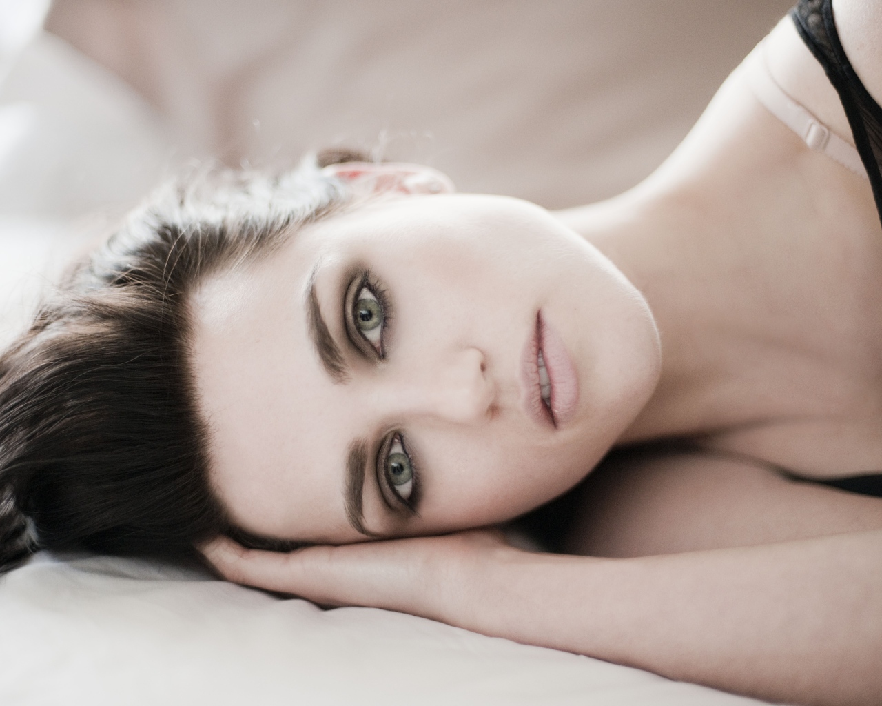 Молодая нежная актриса Кэти Макграт