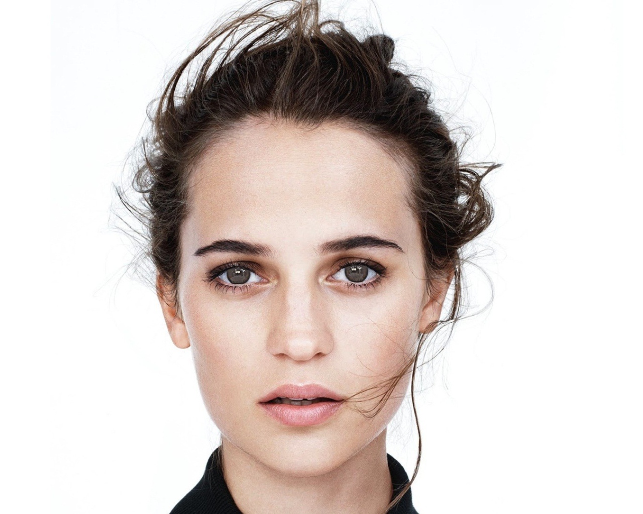 Молодая девушка актриса Алисия Викандер, фото на белом фоне 