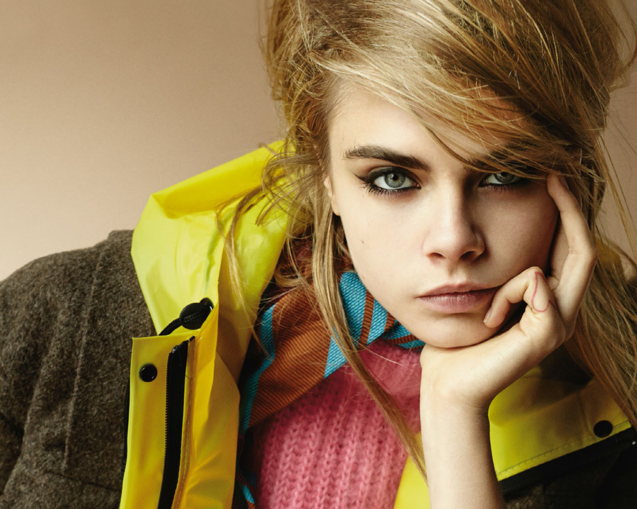 Молодая девушка актриса Кара Делевинь 